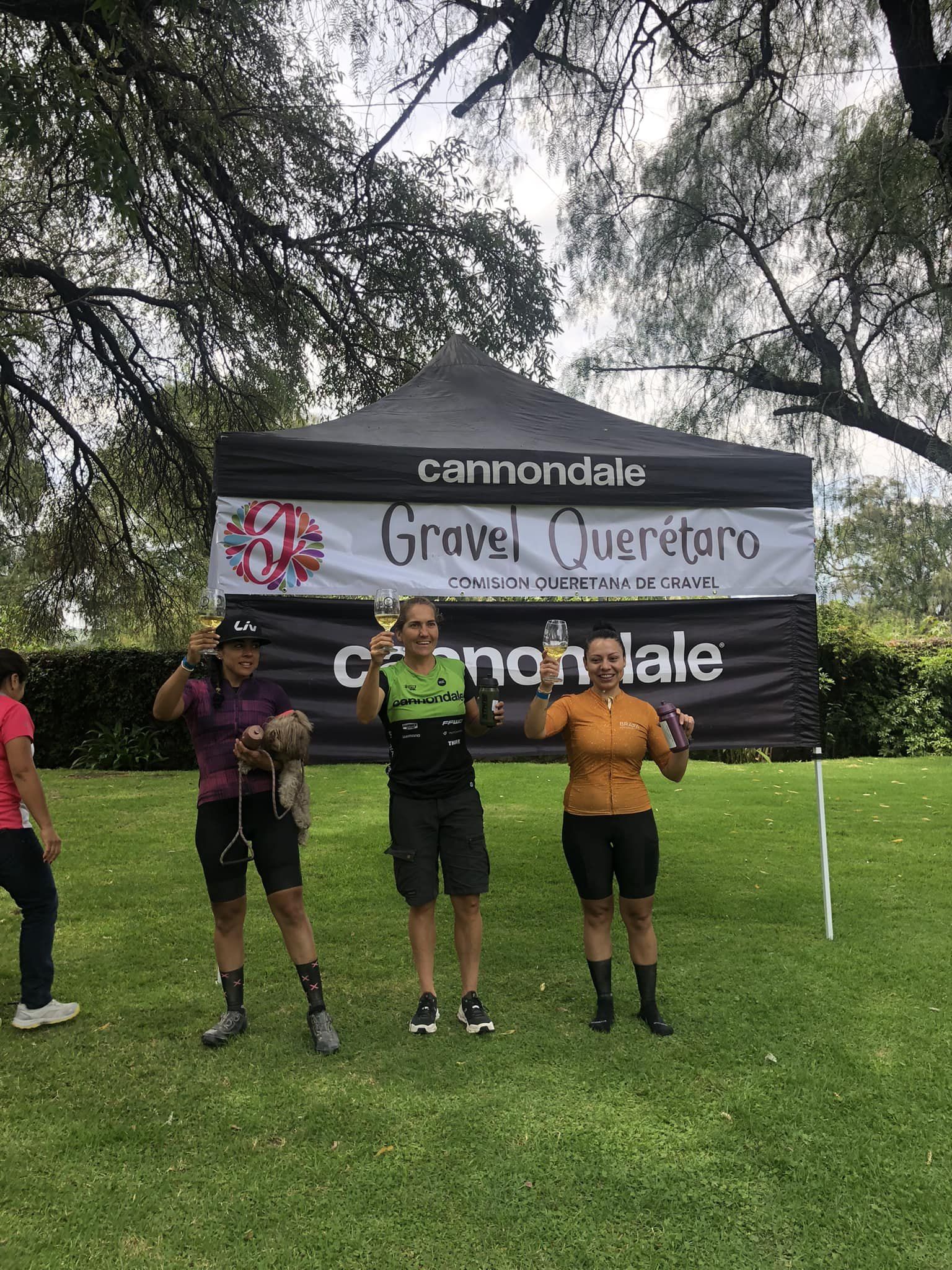 Podio femenil frente a la carpa de Gravel Querétaro
