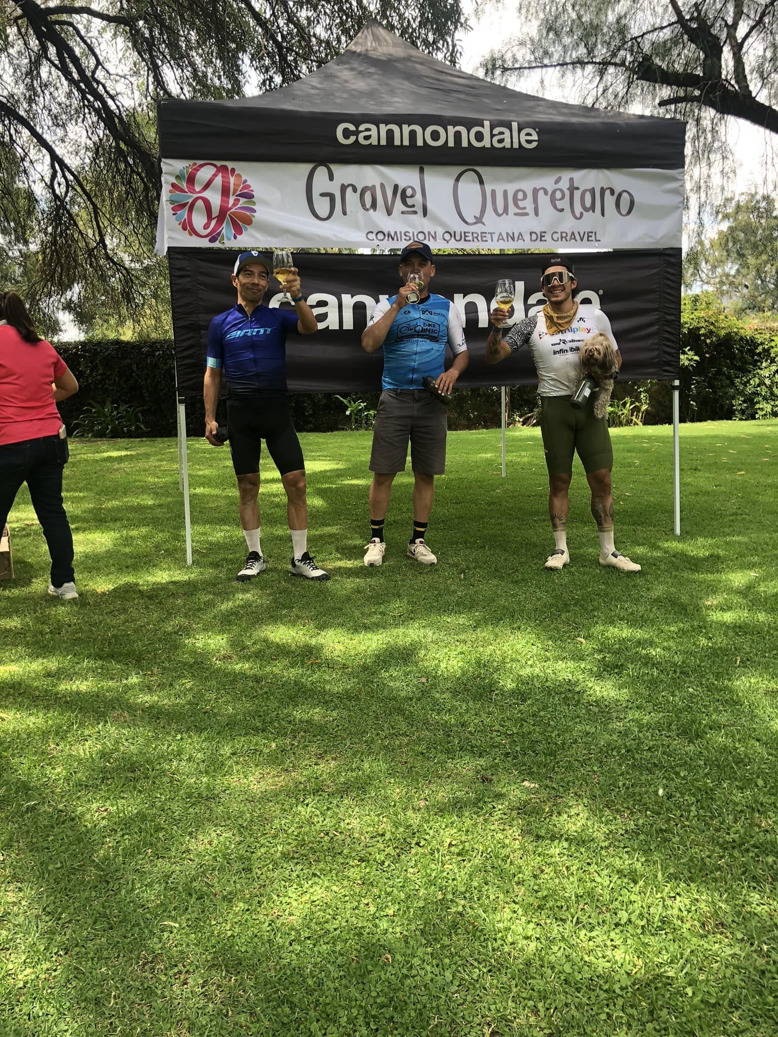 Podio varonil frente a la carpa de Gravel Querétaro