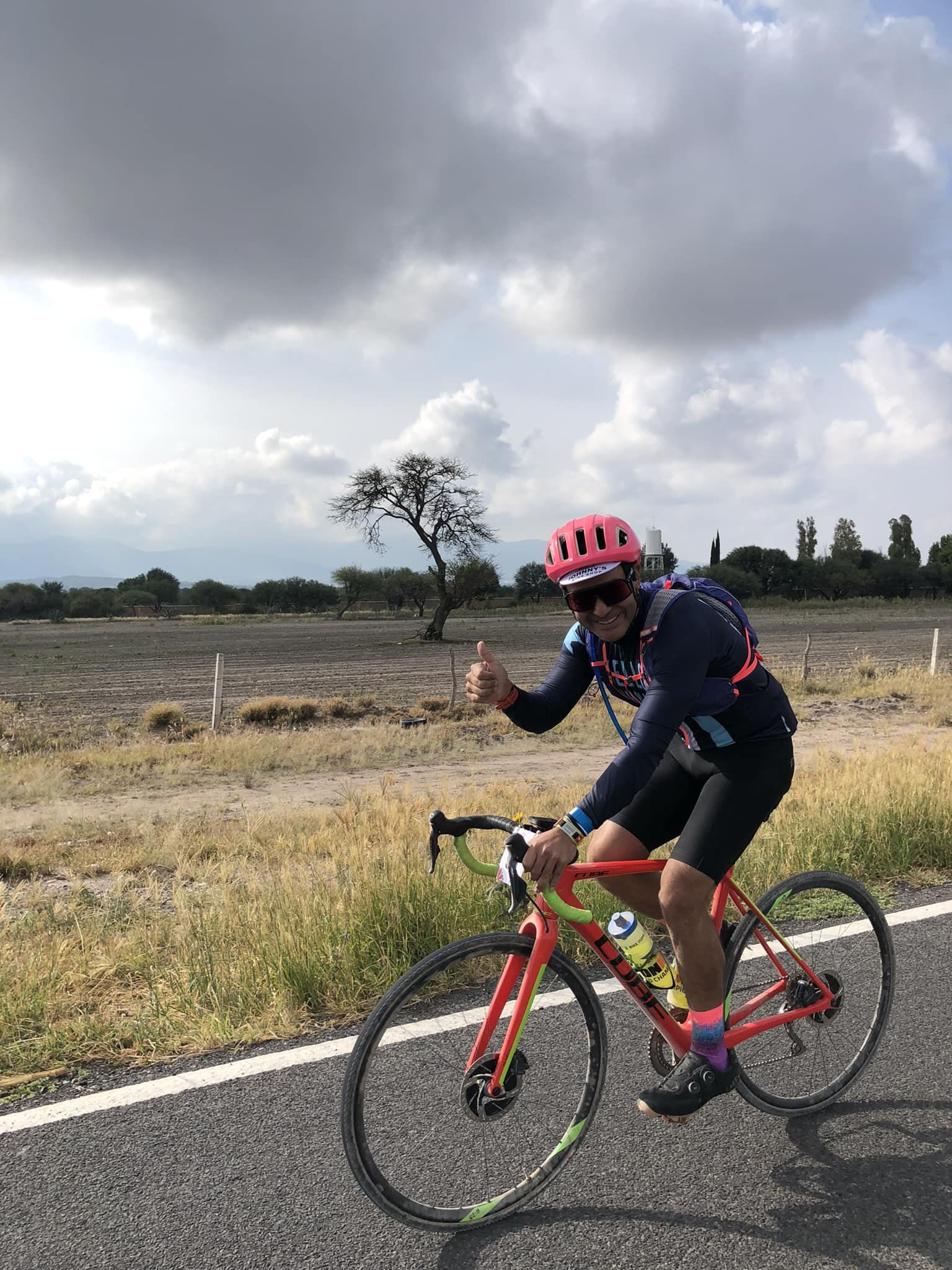 Ciclista de Gravel Querétaro rodando un camino de Huimilpan